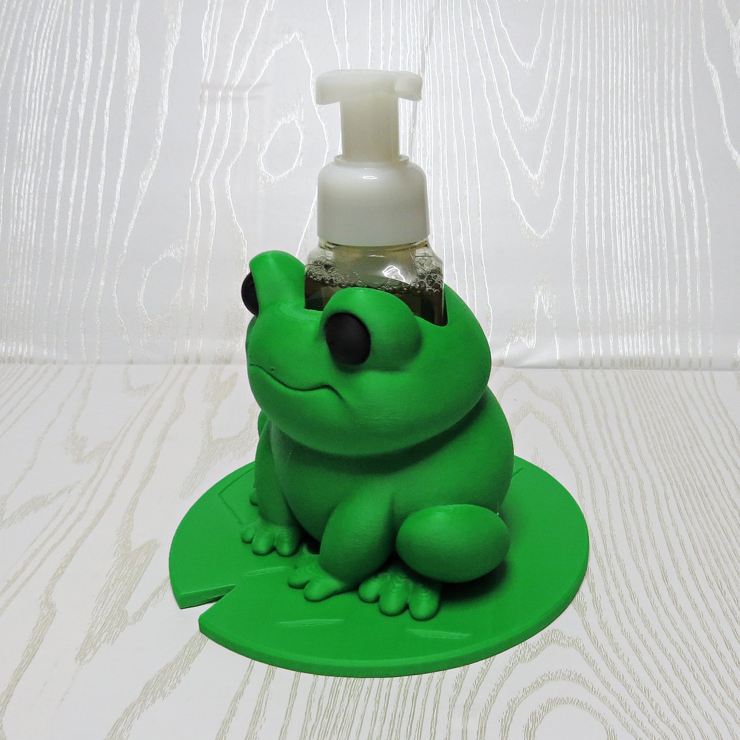 Frog Foaming Soap Bottle Holder – Cute 3D Printed Green Frog Sitting on Lily Pad – Bath and Body Works Foaming Soap Dispenser Stand – Bathroom Kitchen Counter Decor – Frog Lover Gift Accessory