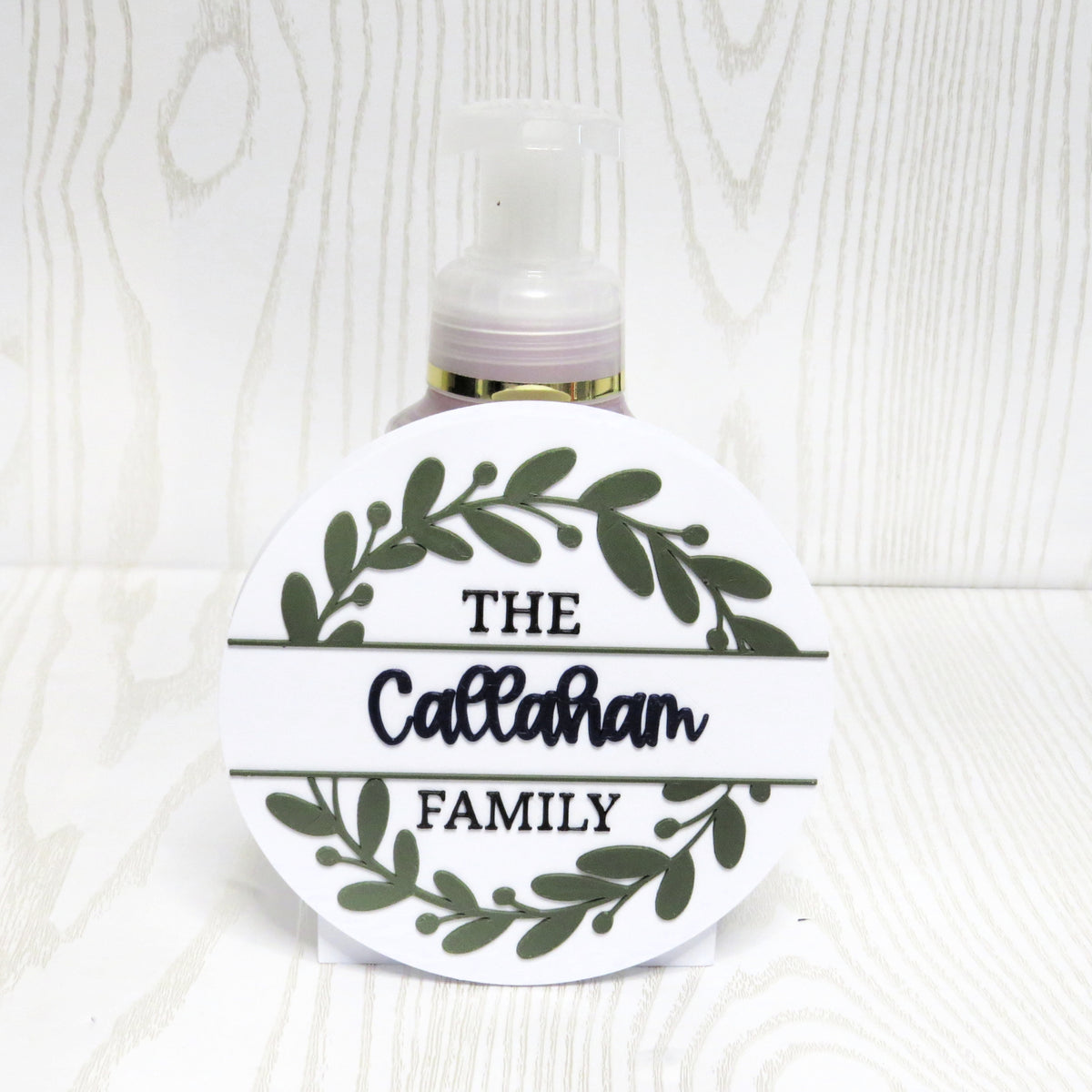 Personalized Family Wreath Foaming Soap Holder – 3D Printed White Botanical Wreath with Custom Family Name – Bath and Body Works Foaming Soap Dispenser Stand – Farmhouse Housewarming Kitchen Bathroom Decor – Wedding Anniversary Gift