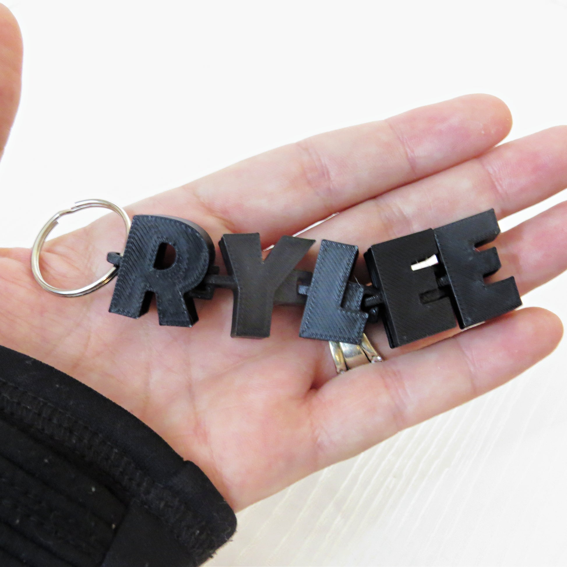 personalized-3d-printed-articulated-name-keychain-for-backpacks-keys-and-sports-bags