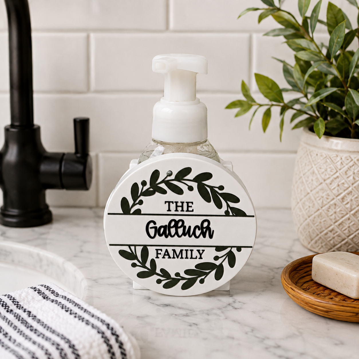 Personalized Family Wreath Foaming Soap Holder – 3D Printed White Botanical Wreath with Custom Family Name – Bath and Body Works Foaming Soap Dispenser Stand – Farmhouse Housewarming Kitchen Bathroom Decor – Wedding Anniversary Gift