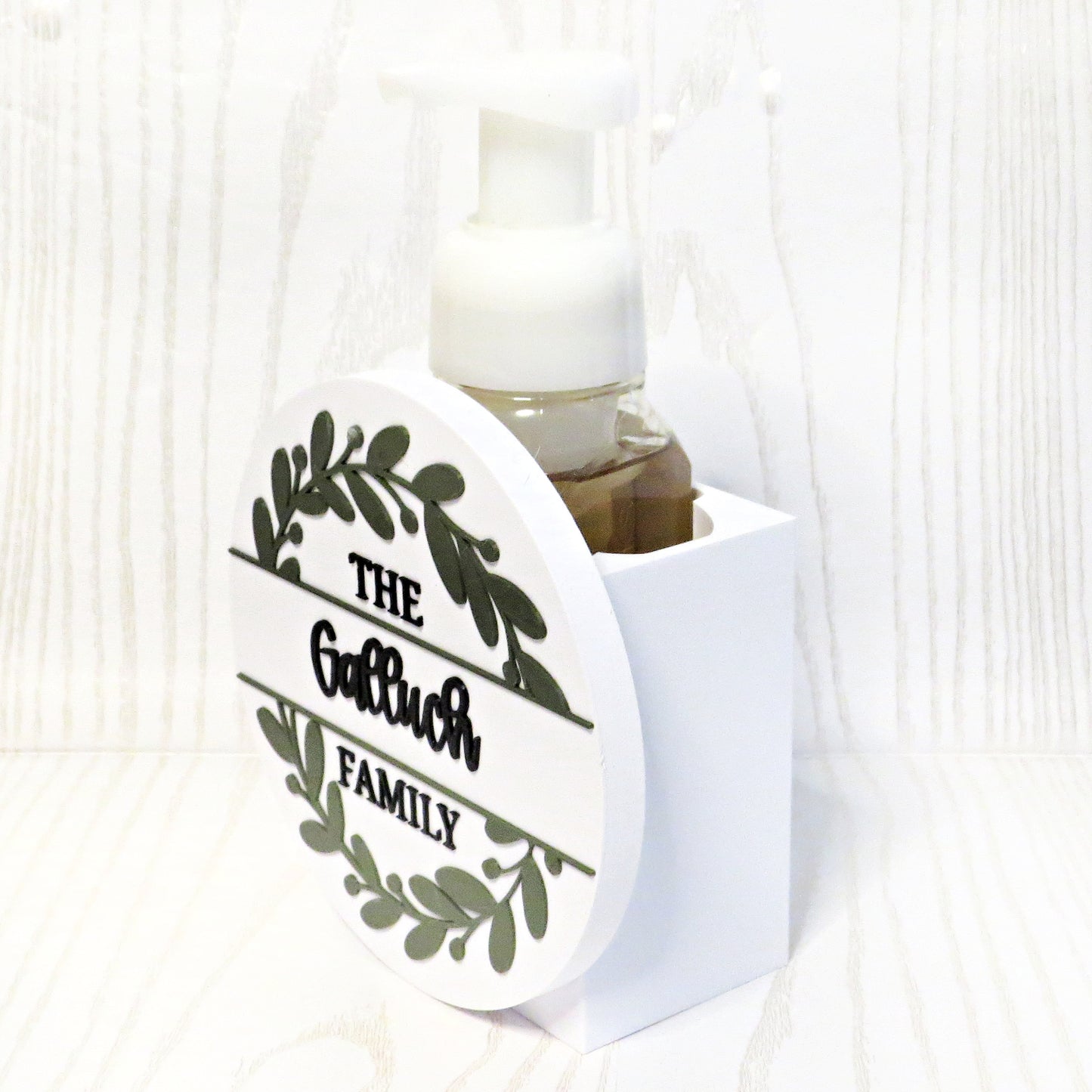 Personalized Family Wreath Foaming Soap Holder – 3D Printed White Botanical Wreath with Custom Family Name – Bath and Body Works Foaming Soap Dispenser Stand – Farmhouse Housewarming Kitchen Bathroom Decor – Wedding Anniversary Gift